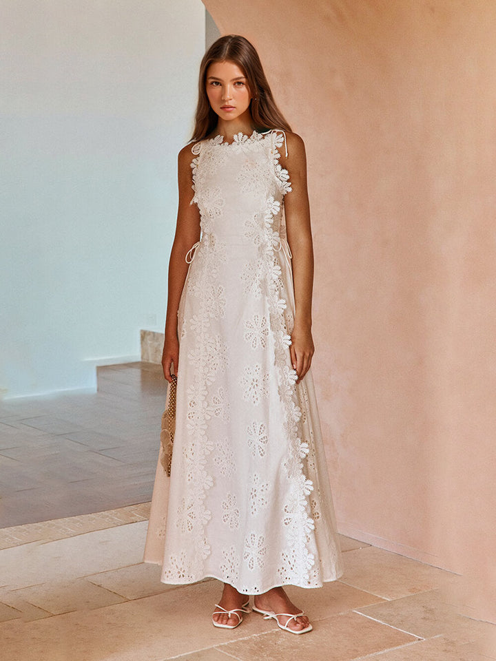 Verfijnde lange jurk met opengewerkte details en strikzijden